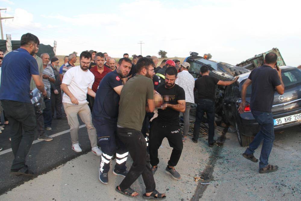 Konya’da otomobil şerit değiştirmek isteyen traktöre çarptı 3